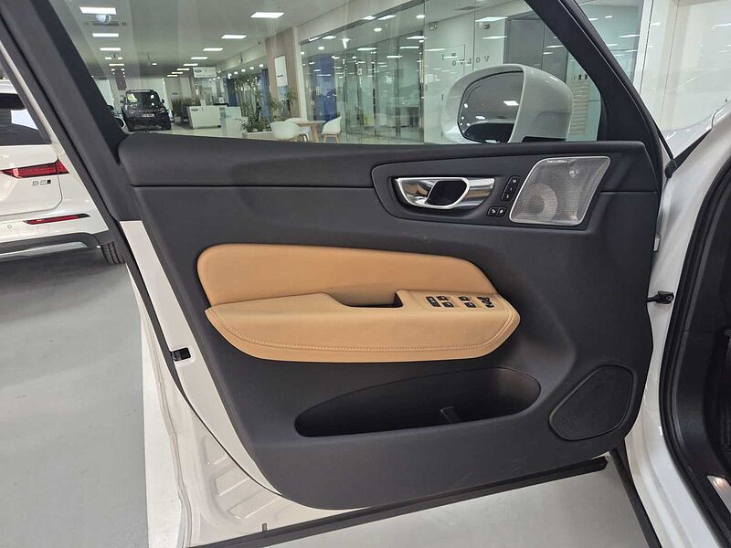 Volvo Ultra, T8 AWD 플러그-인 하이브리드, 전기/가솔린, 브라이트